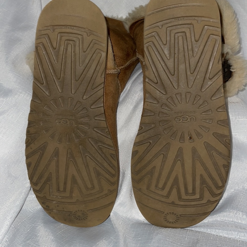 Ugg Size 9 - image 4